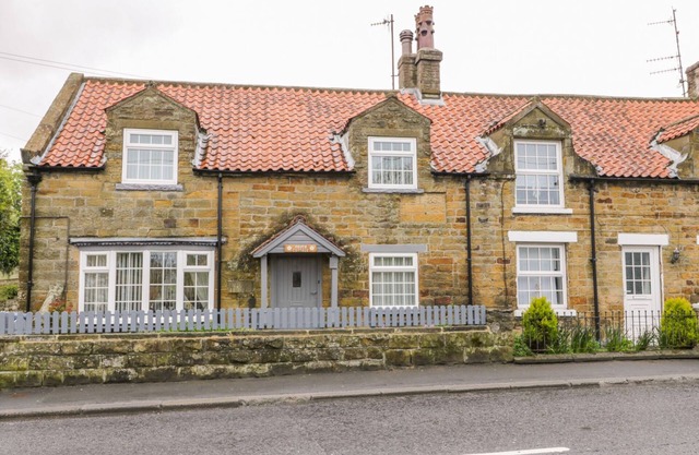 11A HIGH STREET, pet friendly, character holiday cottage in Burniston