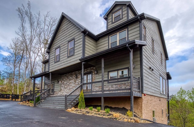 12 BEDROOM LUXURY! AWESOME AMENITIES!