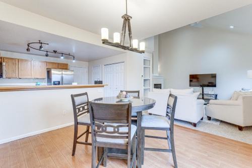 12 Mi to DIA Cozy Denver Townhome with Fireplace!