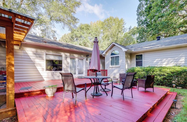 12 Mi to UGA Campus: Spacious Group Getaway!