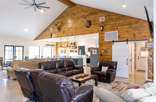 12 minutes to antique shopping Round Top TX