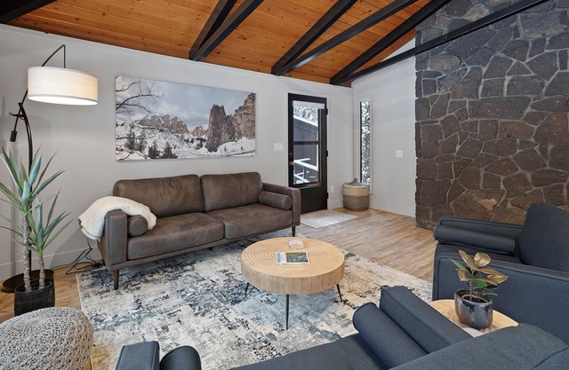 12 Quartz Mtn - Updated and Classy! Pickleball, SHARC, Fireplace, Backs to Sunriver Forest