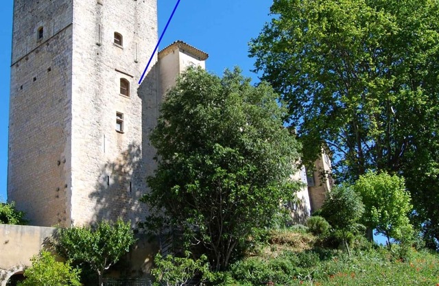 120m2 flat in medieval wing of listed castle. Swimming nearby.