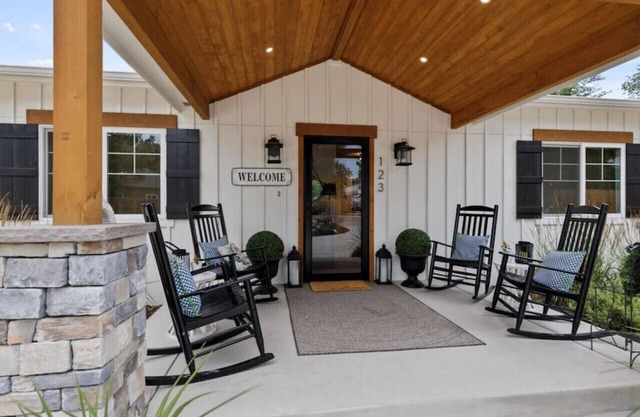 123 Washington · Quaint -Farmhouse style house in Downtown Monument