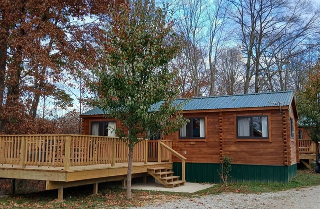 124) Zapata Log Cabin. Close to Hocking Hills State Park and more!