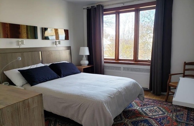 #125 Comfortable APT in Quiet and Wooded CDN Area