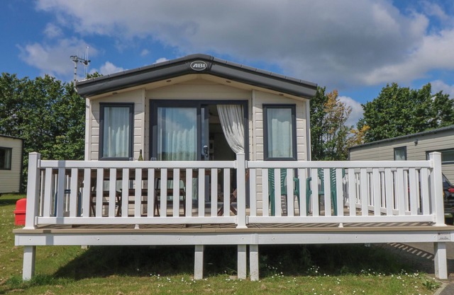 128 CROSSWINDS, pet friendly, country holiday cottage in Bembridge