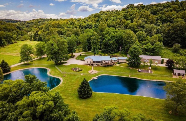 13-Bedroom Family-Friendly Lodge. Quiet. Spacious. 2 Ponds. Pet-free.