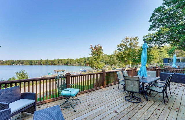 13 Mi to South Haven: Lakefront Retreat w/ Dock!