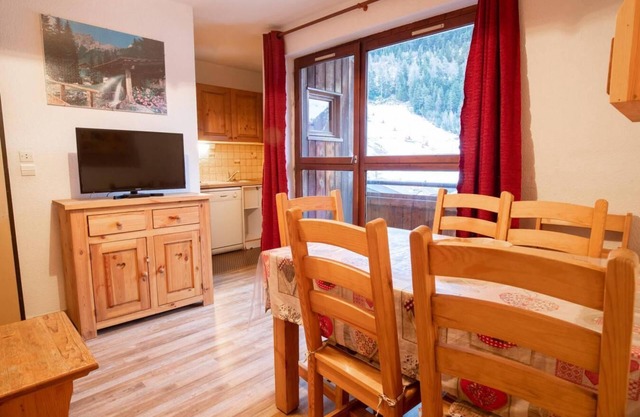 130m from ski slopes, 3rd floor, balcony, parking, tv, ski locker, 35m², La Norma