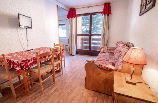 130m from ski slopes, 4th floor, balcony, parking, tv, ski locker, 27m², La Norma