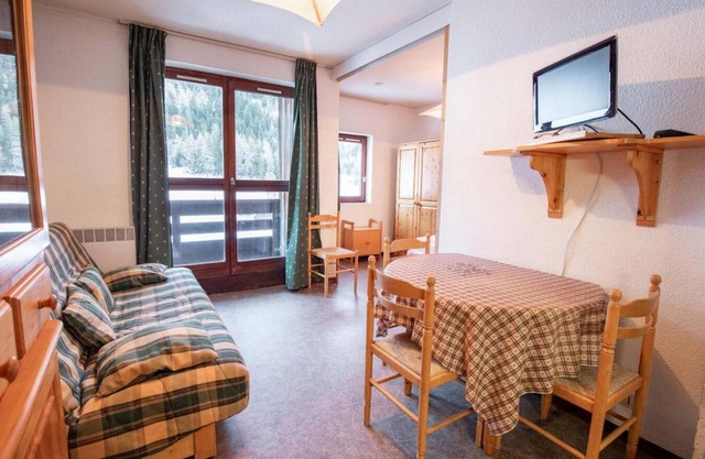 130m from ski slopes, 5th floor, balcony, parking, tv, ski locker, 27m², La Norma