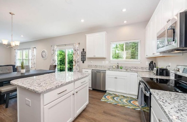 1344 soaring way NEW Cheerful 5 bedroom home in quiet suburban area