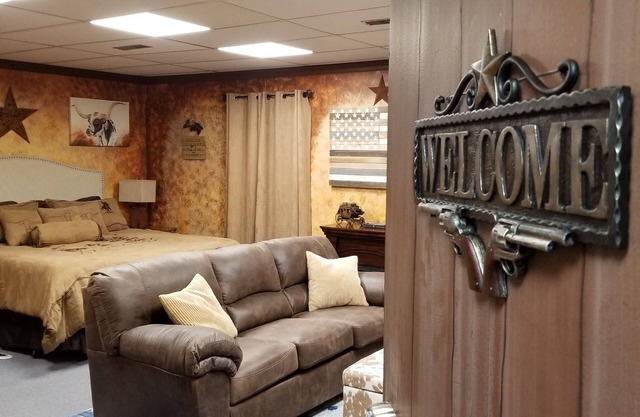 14 Beautiful Themed bedrooms, Sleeps 65 in beds 7 LG bathrooms & HUGE game room!