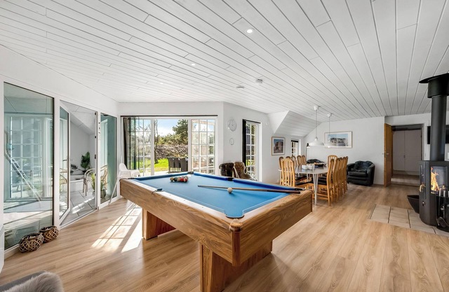 14-person pool house with plenty of activity options - 1031