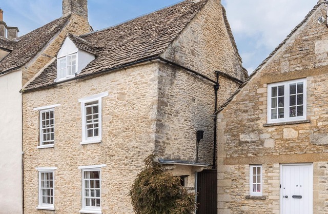 14 THE GREEN, pet friendly, character holiday cottage in Tetbury