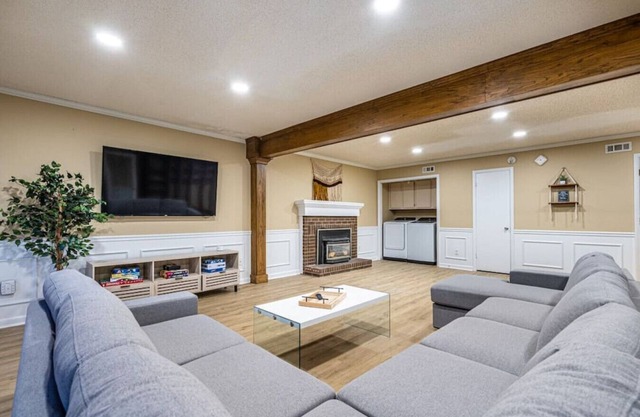 14003 Maebeth · ❂Mayflower Cottage❂ Ping Pong Table/Fiber Wifi!