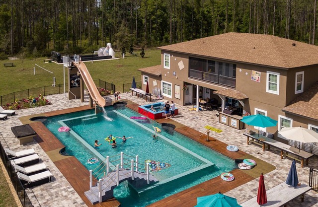 15 Bedrooms On 10 Private Acres w/Enormous Pool, Lazy River, & FAST Waterslide!