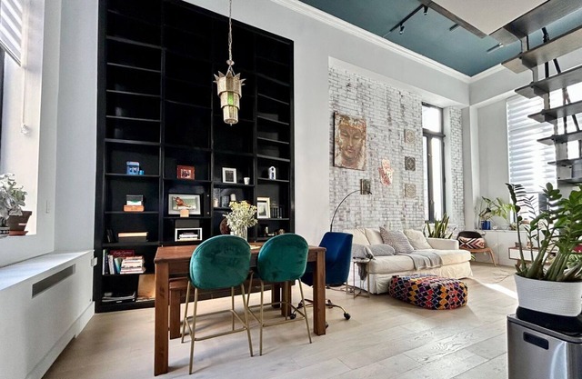 15-foot High Ceiling 1 Bedroom Loft Condo Close to Central Park with AC Sunlight