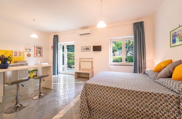 15 min from Sorrento, Casa Mary your home away from home with Garden & Hot tub