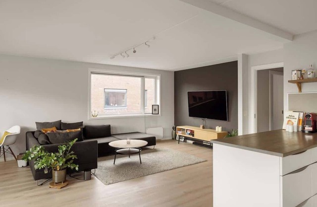 15 min to C Station - Huge Social Space l Balcony