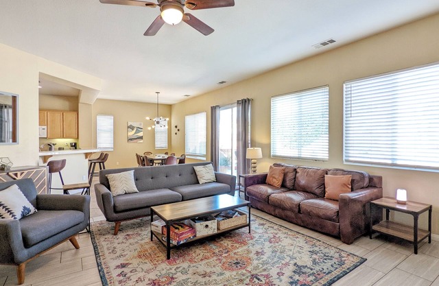 15 min to PalmSprings, Huge Desert Oasis w Pool+Spa 🌈 Sleeps 10