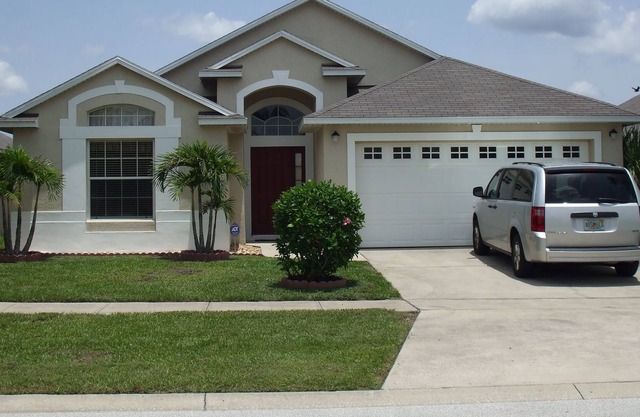 15 mins to Disney,4 Bed / 2 bath villa, sleeps 8, with pool & no rear neighbours