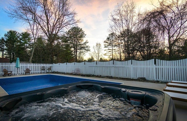 15 mins to DT Asheville Pool Hot Tub Game Room