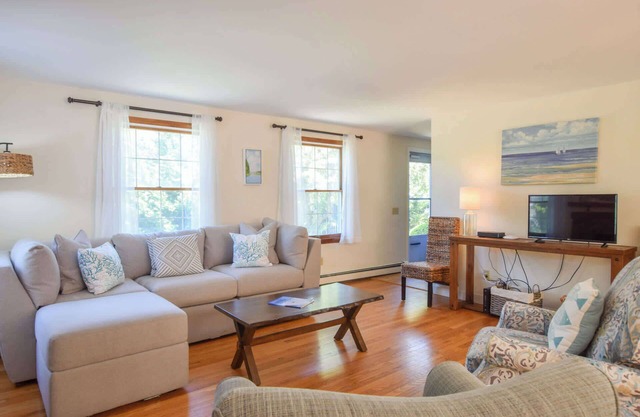 15 Minute Walk to Pleasant Street Beach!