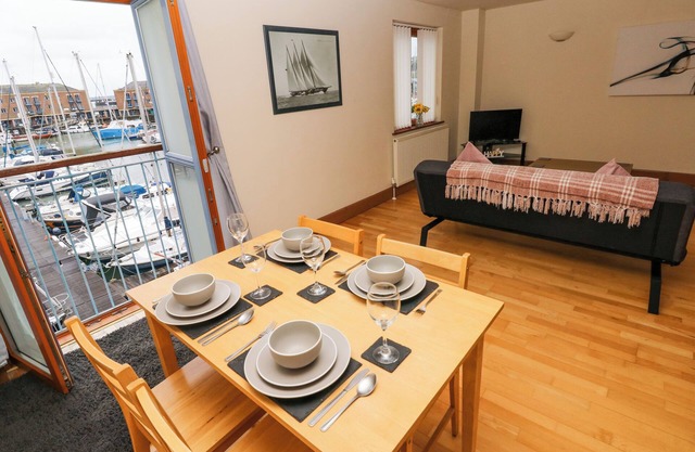 15 SOVEREIGN HOUSE, family friendly in Milford Haven