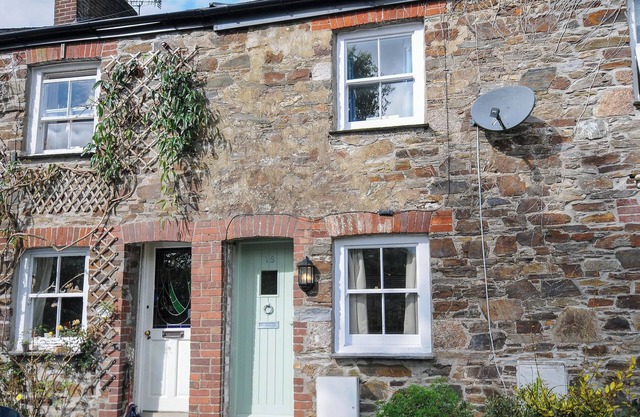 15 THE MOORS, pet friendly, character holiday cottage in Lostwithiel