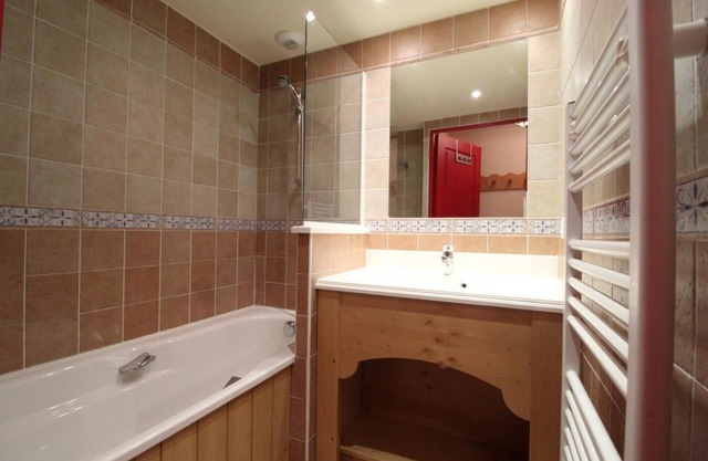 150m from ski slopes, 2nd floor, view mountain, fitness, swimming pool, balcony, tv, ski locker