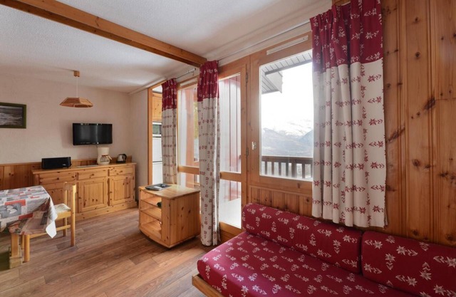150m from ski slopes, 2nd floor, view mountain, balcony, tv, ski locker, 58m², Montchavin La Plagne