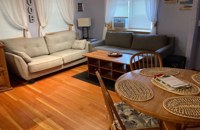15A Great Location! 5 min Walk to Beach/Pier-Cottage Sleeps 6;12 w/back unit
