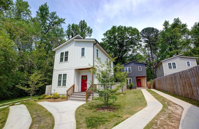 16 Guests~Private Drive~Fenced~Pets~Near NCCU/Duke