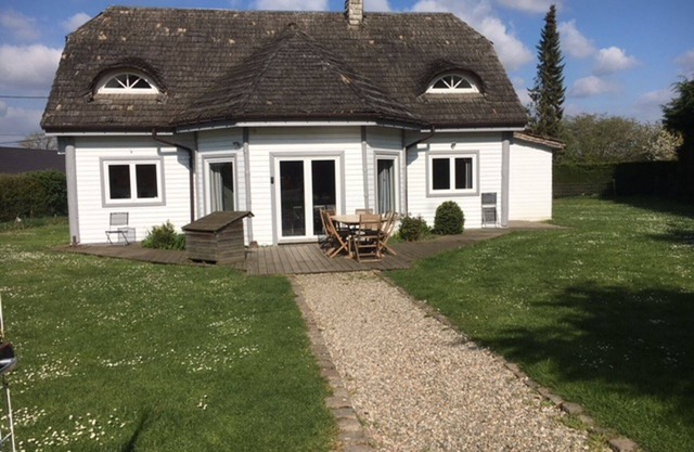 160 m² wooden house for 10 to 12 people, close to the sea.