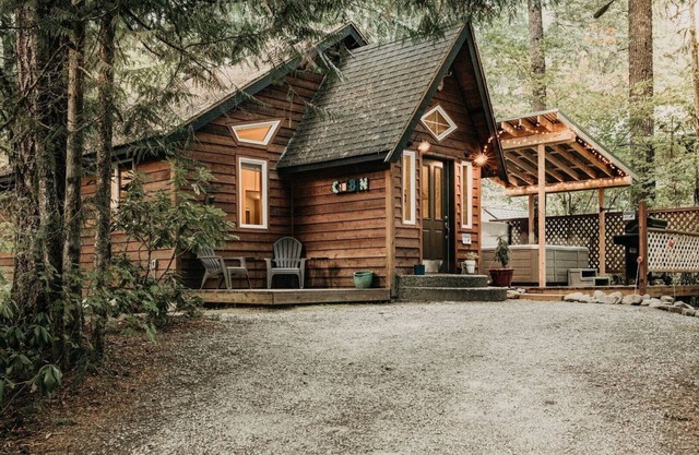 16GS - Hot Tub - BBQ - Pets Ok - Sleeps 2 by RedAwning