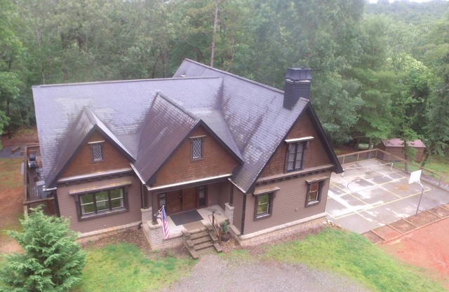 17 Acres - Pickleball - Trampoline/Fireman's Pole/Hot Tub!