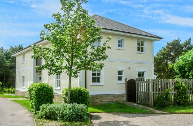 17 Britten Close - sleeps 2 guests in 1 bedroom