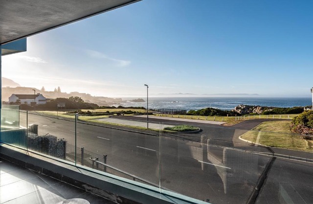 17 Marine, 2 Bedroom Sea-Facing Apt101