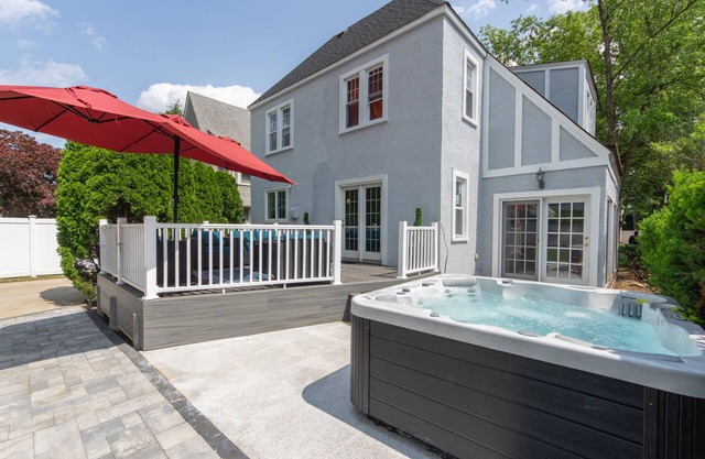17 Mins from UBS Arena/Hot tub/Game Room/King Bedn