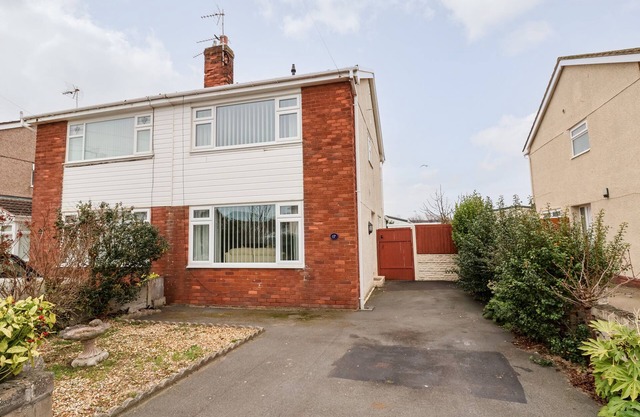 17 THIRD AVENUE, pet friendly, country holiday cottage in Prestatyn