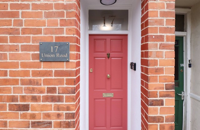 17 UNION ROAD BASEMENT, romantic, with a garden in Lincoln