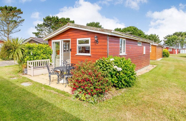 172 ATLANTIC BAYS, family friendly, with a garden in St Merryn