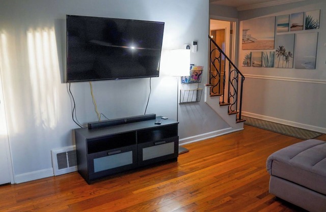 1750. Charming 2BR apartment with Wi-Fi. Quick Drive to Airport and Park Views