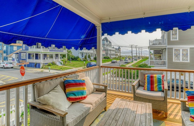 18 ABBOTT UPPER - 6 BEDROOM BEACH HOUSE - ONE BLOCK TO THE SEA