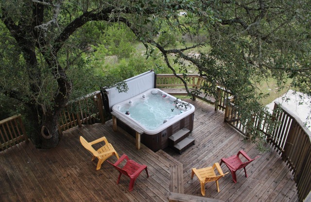 180 degree views of Canyon Lake, hot tub, sleep up to 13!
