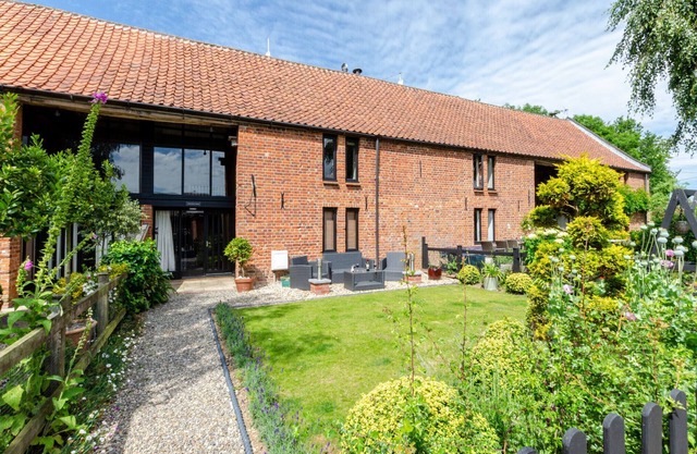 1880's Barn Conversion - Sleeps 4 & Pet Friendly