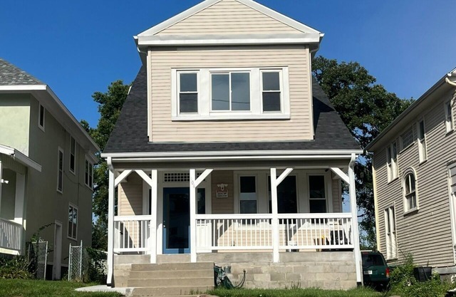 1890's Craftsman Home 5BR 4BA, Sleeps 16+ w 6 TVs.