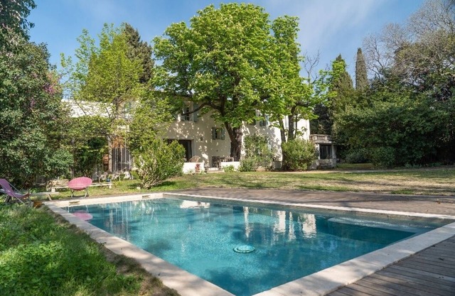 18th century farmhouse with park in the heart of town